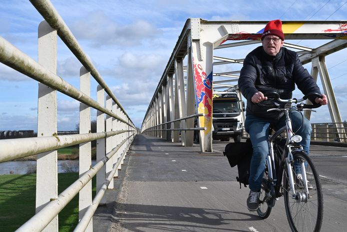 De Maasbrug tussen Oeffelt en Gennep is voor fietsers smal en gevaarlijk.