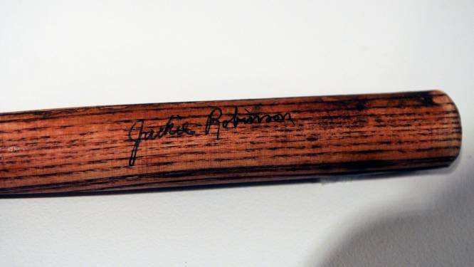 Honkbalknuppel van Jackie Robinson geveild voor 1 miljoen dollar