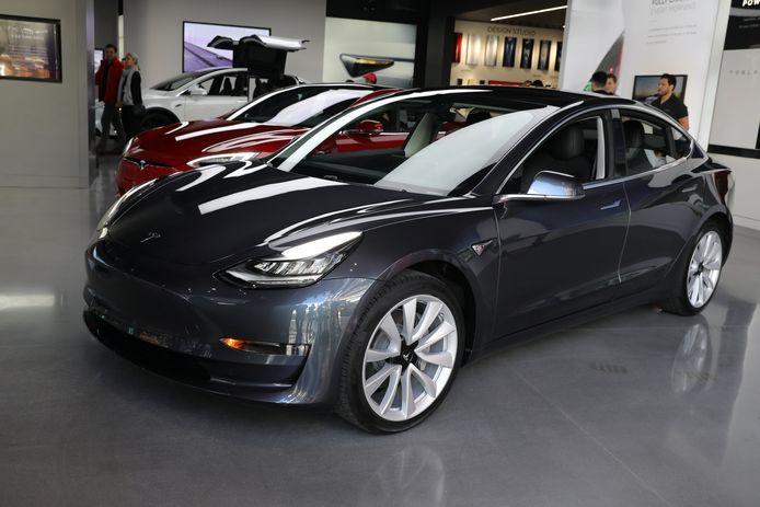 De aanslepende vertraging in de productie van de Tesla Model 3 droeg ertoe bij dat het aandeel van Tesla met 8,6 procent achteruit ging.
