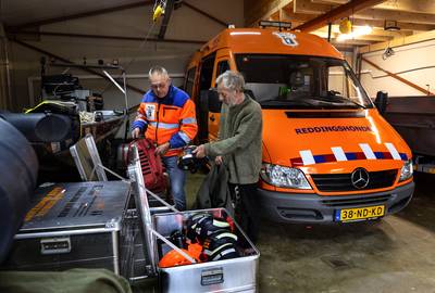 Reddingshondengroep naar Valencia om naar slachtoffers te zoeken van de overstromingsramp