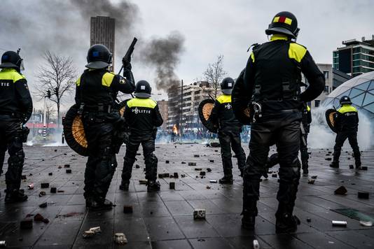 Demonstranten worden de Mobiele Eenheid van het 18 Septemberplein verwijderd.