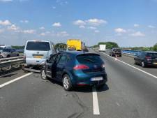 File door ongeluk met drie voertuigen op A50 bij Ravenstein