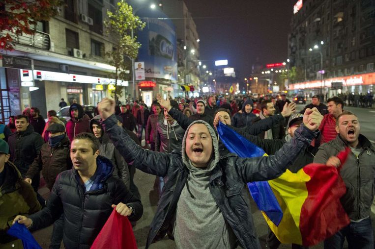 Feest in Boekarest na de verkiezingszege van Klaus Iohannis. Beeld AFP