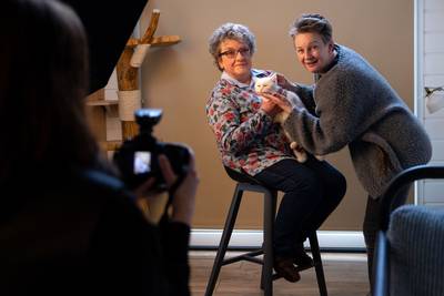 Mensen en katten met een beperking op de foto voor kalender: ‘Ik doe het graag voor de beessies’
