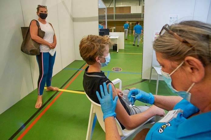 De laatste corona vaccinatie in Berghem. Julian Pennings uit Rosmalen.