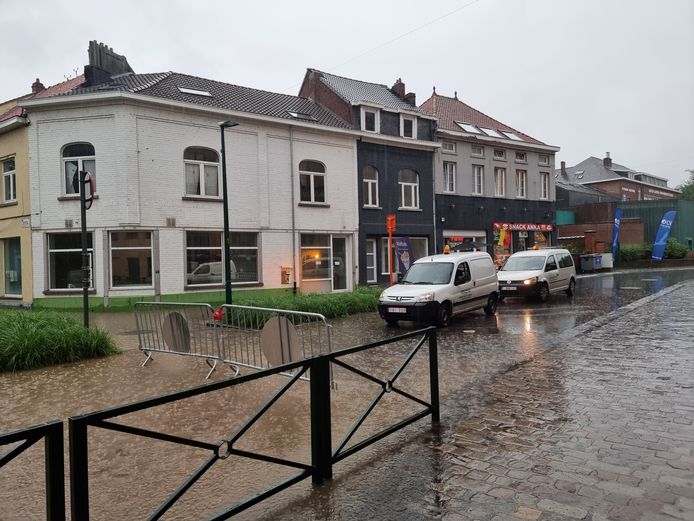 Wateroverlast Sint-Genesius-Rode. Na een hevige  onweersbui liep het centrum van de gemeente opnieuw onder water.