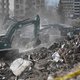 Mensen bedolven onder puin na instorting van door aardbeving beschadigd gebouw in Turkije