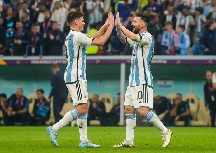 Messi met Álvarez.