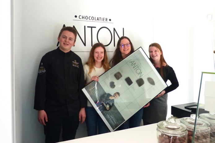 Chocolatier Anton met de studentes die hem zullen vertegenwoordigen op handelsmissie.