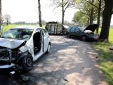 Auto's botsten hard op elkaar in Laren: paardentrailer schiet los en kantelt