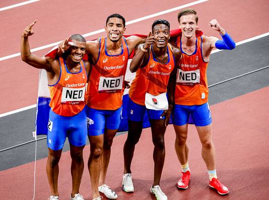 Ramsey Angela, Terrence Agard, Liemarvin Bonevacia en Tony van Diepen na hun zilveren race op de 4x400 meter.