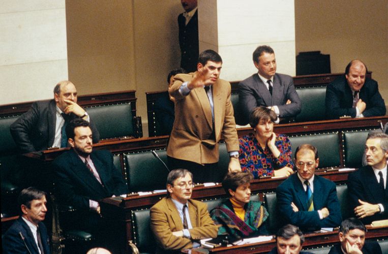 Filip Dewinter bij zijn eedaflegging in 1991. Hij vond het toen geestig om een Hitlergroet-achtig gebaar te maken. Beeld Photo News