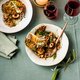 Hoofdgerecht kerst: risotto funghi met kool- en saliechips & hazelnoten