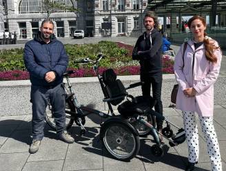 Stad Oostende schaft nieuwe elektrische rolstoelfietsen aan: “Kosteloos toegankelijk fiets- en wandelmateriaal ontlenen”