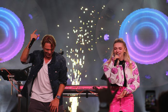 Regi kicked off his summer tour on the beach of Zeebrugge and brought Camille, Olivia and Jaap Reesema with him