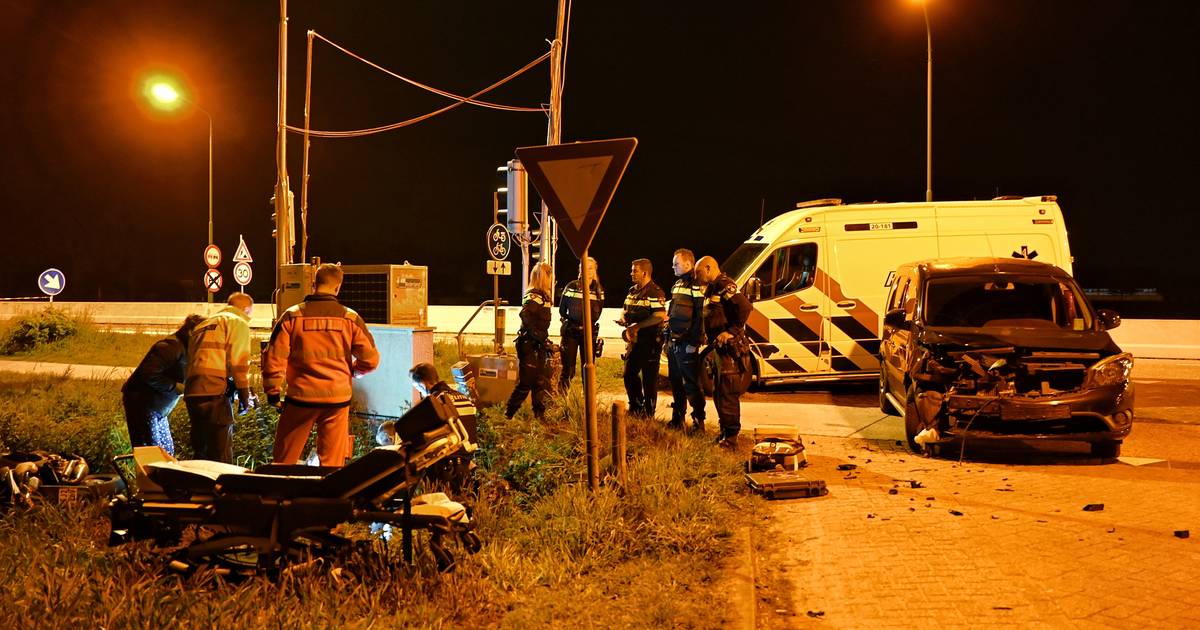 Scooterrijders (15 en 16) zwaargewond bij botsing met auto in Diessen