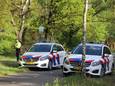 Politieauto's aan de Boveneindseweg bij Otterlo, een ingang van het Nationaal Park de Hoge Veluwe, na een vermeend schietincident.