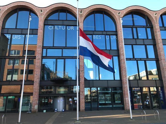 In de gemeente Hellendoorn mag de vlag zondag tot zonsondergang halfstok om de slachtoffers van de bombardementen te herdenken.