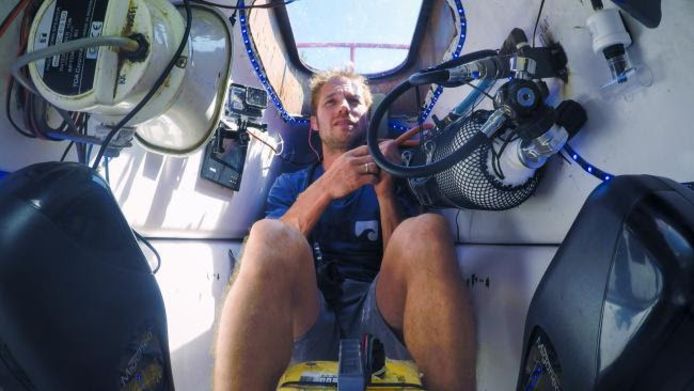 Mathias Coppens test de duikboot uit.