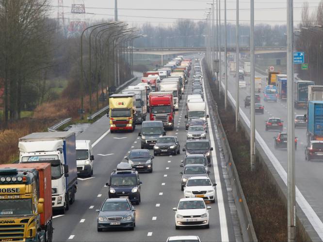Half uur file op E17 richting Antwerpen vanaf Haasdonk: defect voertuig in Zwijndrecht