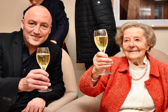 Maria Vanhecke vierde haar 100ste verjaardag. Wouter Vandenhaute, vriend van de familie, was maar al te graag van de partij om te toosten met de kersverse eeuwelinge.