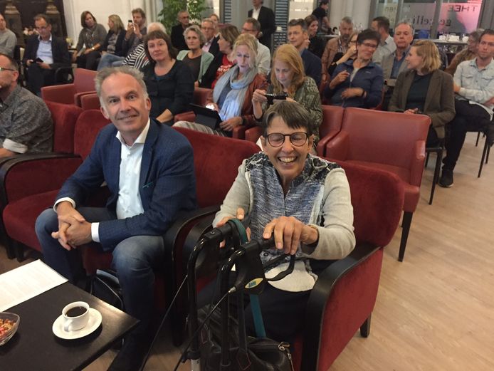 Staatssecretaris Klijnsma in Tilburg. Naast haar Ralf Embrechts, een van de initiatiefnemers van het experiment.