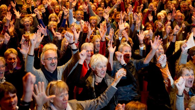 Mensen schreeuwen tegen bezuinigingen op cultuur tijdens een bijeenkomst in theater Carre in 2010. Beeld anp