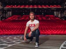 YouTube-ster speelt live Fortnite op megascherm in theater De Lievekamp