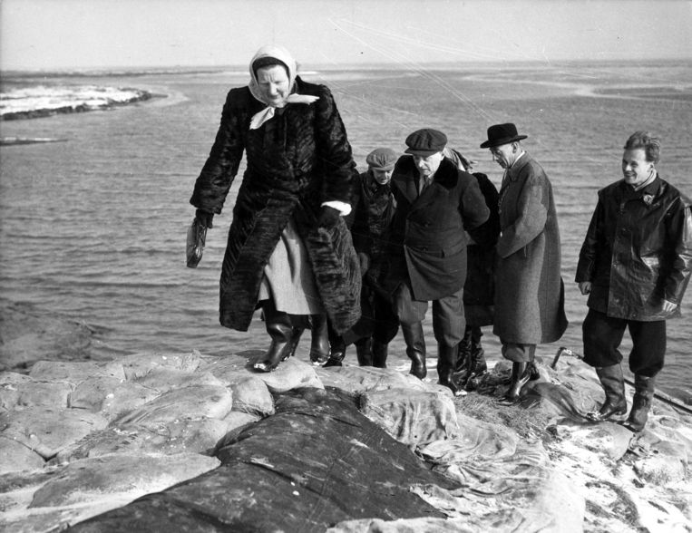 Koningin Juliana bezoekt op 13 februari 1953 het eiland Texel dat ook door de Watersnoodramp is getroffen.  Beeld Nationaal Archief/Collectie Spaarnestad