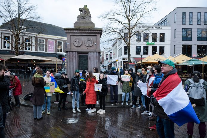 Oekraïners demonstreren op de Oude Markt in Enschede tegen de oorlog. Zaterdag om 13.00 is er weer een demonstratie.