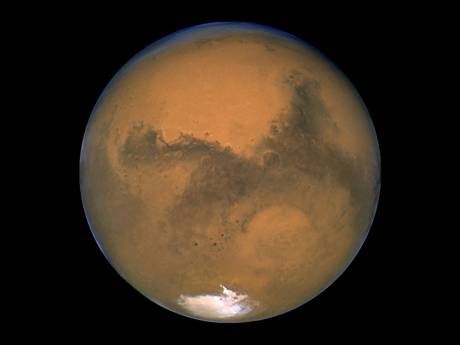 Grote voorraad ijs ontdekt onder oppervlakte Mars: ‘Genoeg om Rode Zee op aarde te vullen’