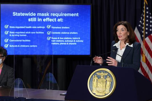 De gouverneur van New York, Kathy Hochul, tijdens een persconferentie.