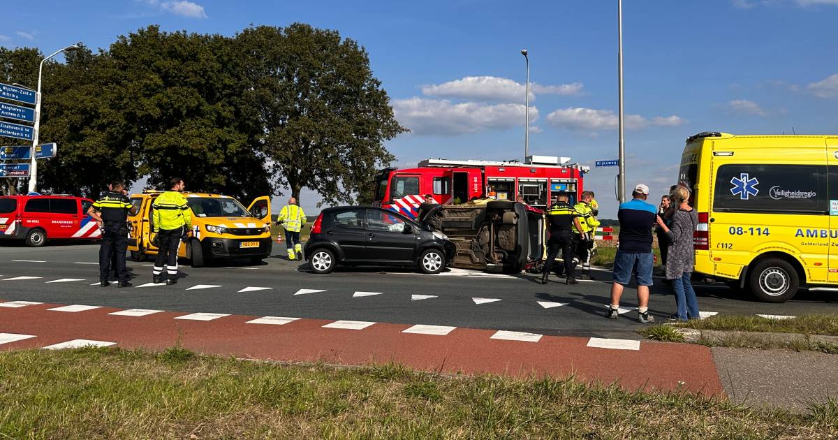 Kind raakt gewond als auto kantelt bij aanrijding in Wijchen.