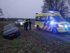 Bestuurder raakt van de weg in Haarle en belandt in sloot, man overgebracht naar ziekenhuis