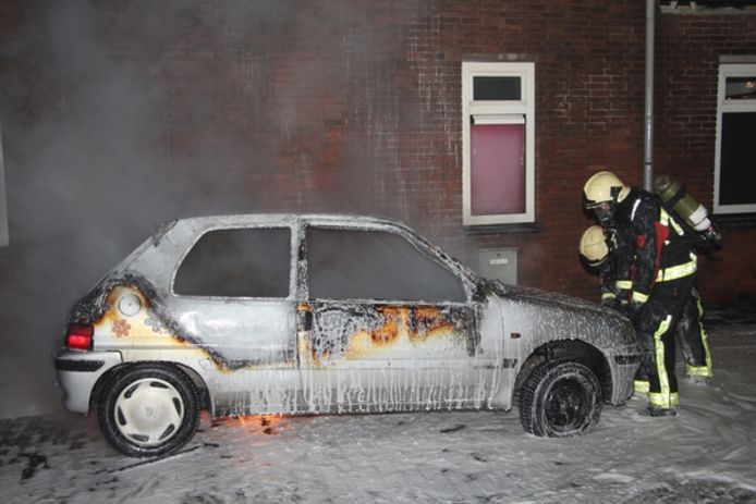 Geparkeerde auto verwoest door brand tijdens jaarwisseling in Vlissingen.