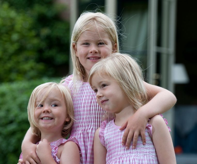 Wassenaar, 5 juli 2010: De prinsessen Catharina-Amalia, Alexia en Ariane tijdens de fotosessie op De Eikenhorst. Beeld © RVD