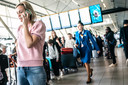 De wachtrijen op Schiphol zijn te lang. KLM stopt met verkoop van tickets.