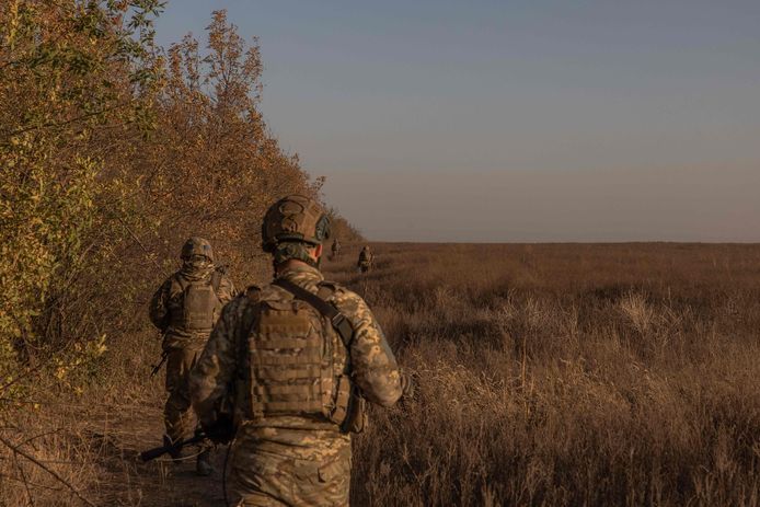 Oekraïense militairen lopen bij het frontdorp Robotyne, in de regio Zaporizja, op 1 oktober 2023.