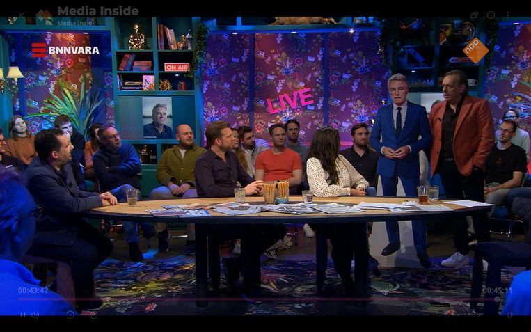 Marcel van Roosmalen in 'Media Inside' naast een kartonnen uitvoering van Rob Trip. Beeld 