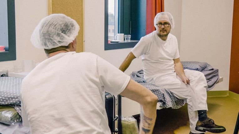'Ik hoop dat we ooit begrijpen dat opsluiting een straf op zich is. Een beetje vrijheid binnen de gevangenis is géén luxe.' (Foto: Vincent Van Quickenborne in 'Recht naar de gevangenis'.) Beeld SBS