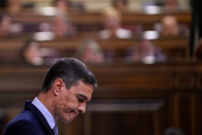 De Spaanse eerste minister Pedro Sanchez tracht met de extra belasting voor banken "de lasten van de crisis op rechtvaardige manier te verdelen."