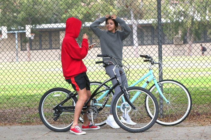 Selena en Justin samen op fietstocht.