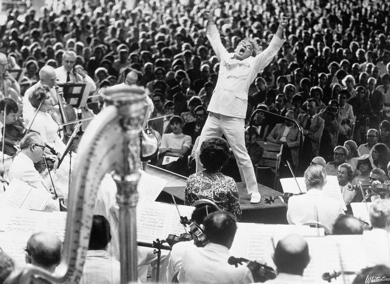 Dirigent Leonard Bernstein vuurt in juli 1970 het Boston Symphony Orchestra aan bij de opvoering van Gustav Mahlers Tweede symfonie. Beeld Getty