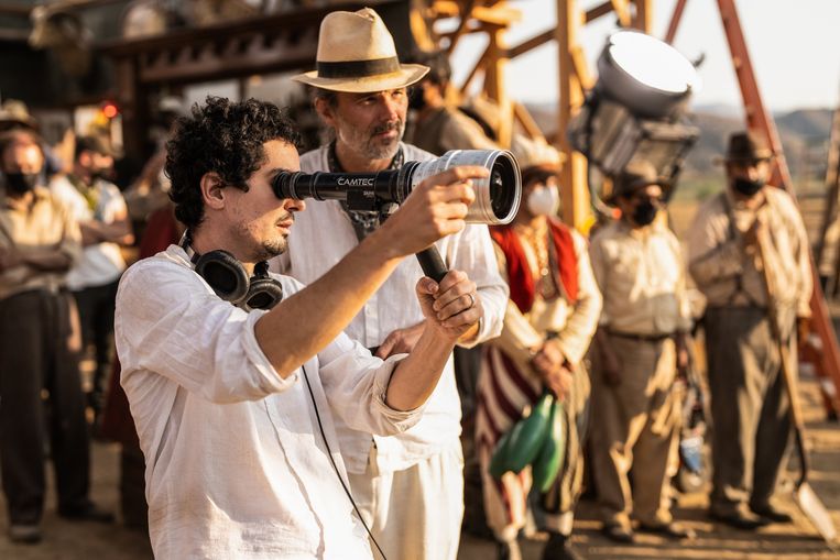 Regisseur Damien Chazelle op de set van ‘Babylon’. Beeld Photo News