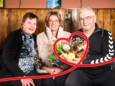 Op de Dag van de Mantelzorg in 2023 brachten we een bloemetje naar mantelzorger Eddy Meijer uit Dalfsen, opgegeven door schoonzus Ingrid (midden), voor wier zus Alie (links) Eddy zorgt.