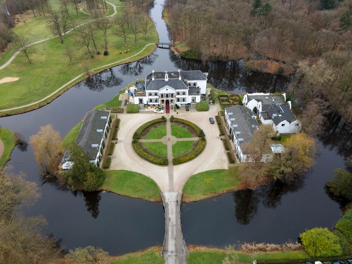 Kasteelheer Anton de Lange doet na ruim dertig jaar zijn kasteel Engelenburg van de hand. De nieuwe eigenaar wil er een toprestaurant van maken.