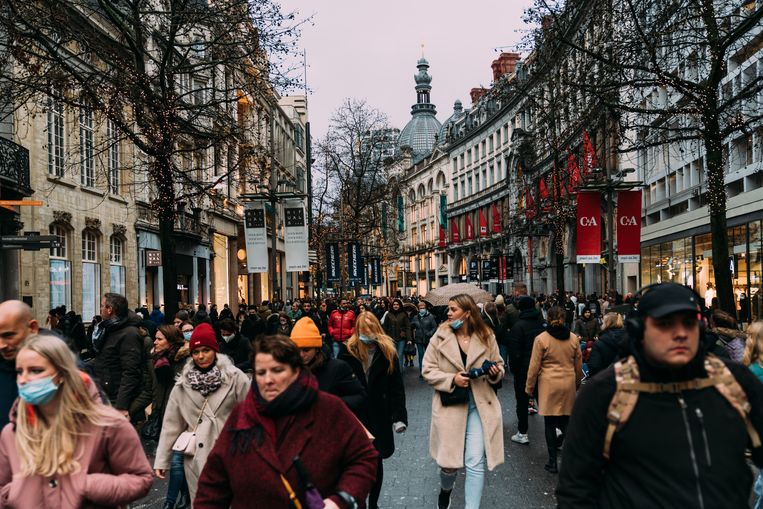 Nederlanders gaan massaal naar België om te shoppen op de Meir in Antwerpen. Beeld  Rebecca Fertinel