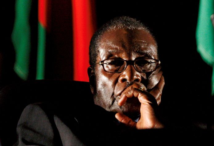 Robert Mugabe hield gisteren de eer aan zichzelf en zette een stap opzij.