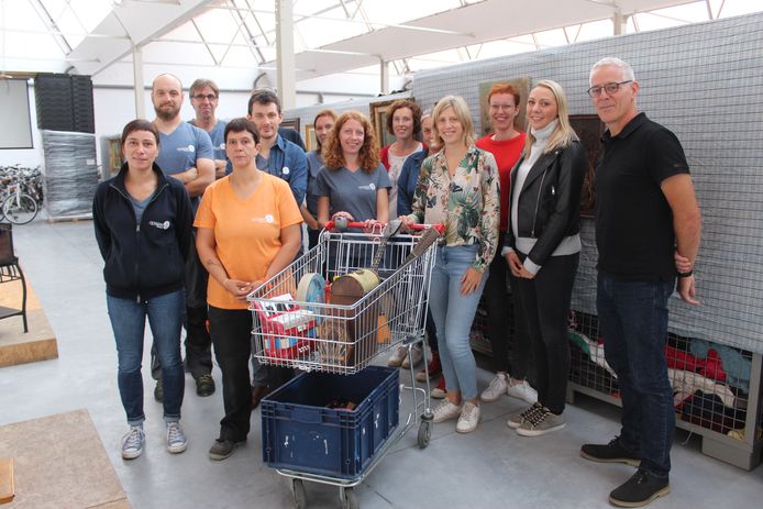 Een beeld uit september 2019 van een groep medewerkers van Kringloopwinkel Meetjesland, toen van corona nog geen sprake was.