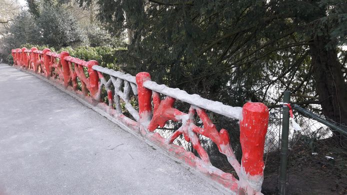 De rode brugleuning in het Valkenberg is gerepareerd.